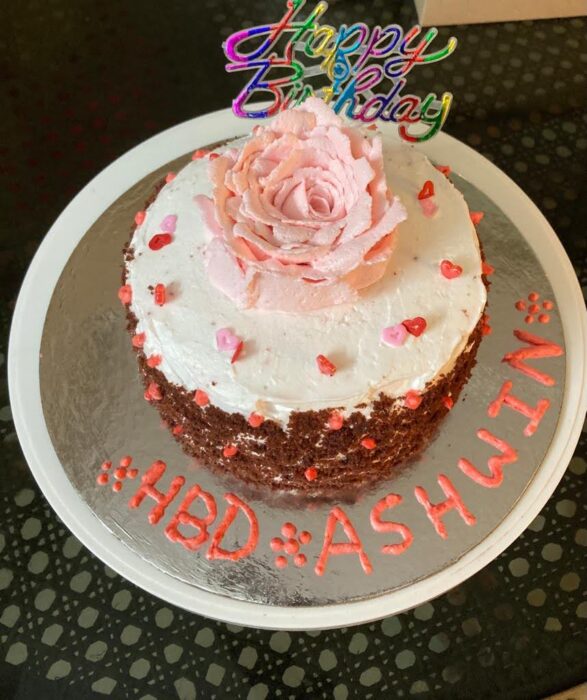 Red velvet cake with rich cream cheese and white chocolate l