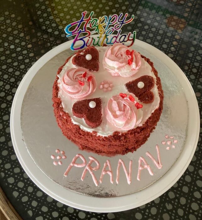 Red velvet cake with rich cream cheese and white chocolate l