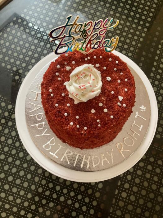 Red velvet cake with rich cream cheese and white chocolate l